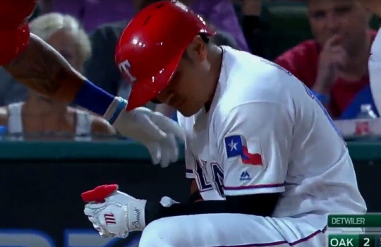 오클랜드 애슬레틱스와의 경기 5회 중 상대 투수 로스 뎃와일러의 투구에  왼쪽 손목을 맞은 추신수가 고통스러워하고 있다. 사진=유튜브 캡쳐